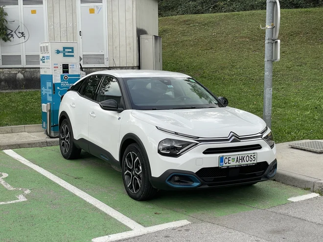 Naš zvesti sopotnik citroën ë-C4 na Petrolovi hitri polnilnici v Šempasu FOTO: Blaž Kondža
