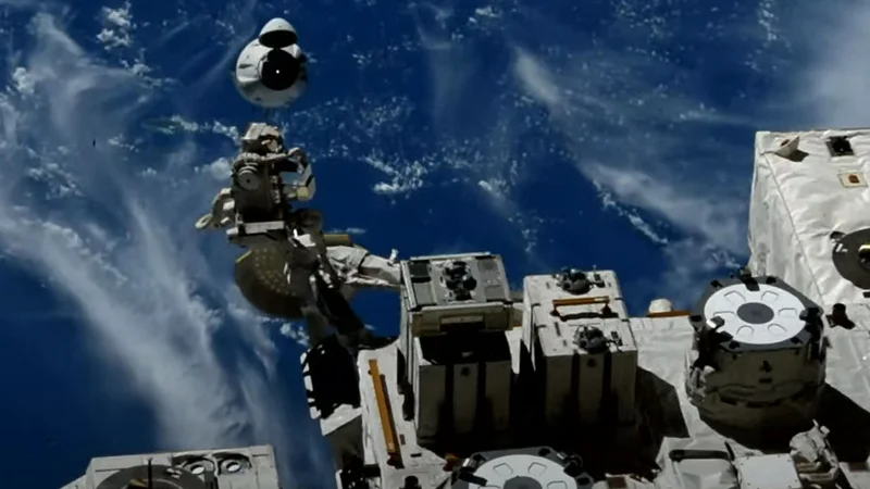 Fotografija: Dragon Endeavour, ki je bil na vesoljsko postajo pripojen pol leta, je srečno pristal v Mehiškem zalivu. FOTO: AFP