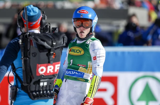 Mikaela Shiffrin (na fotografiji) v cilju prvega veleslaloma nove sezone v Söldnu. FOTO: Matej Družnik

