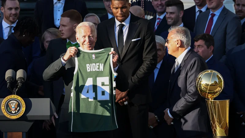 Fotografija: Ameriškemu predsedniku sta Giannis Antetokounmpo in lastnik Marc Lasry na južni zelenici Bele hiše izročila lep spominek. FOTO: Scott Taetsch/USA Today Sports