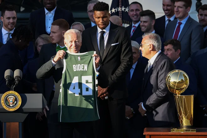 Ameriškemu predsedniku sta Giannis Antetokounmpo in lastnik Marc Lasry na južni zelenici Bele hiše izročila lep spominek. FOTO: Scott Taetsch/USA Today Sports

