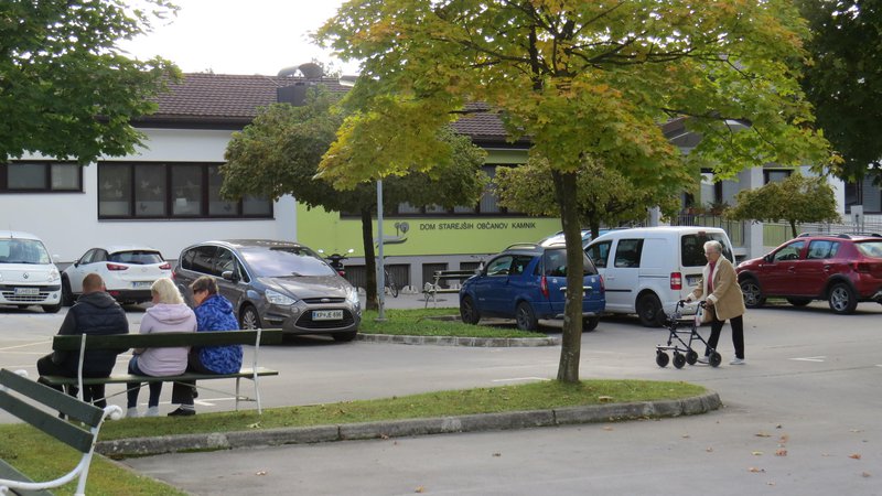 Fotografija: Po uvedbi ukrepov zaradi covida-19 varovanci doma pogrešajo druženja. FOTO: Bojan Rajšek/Delo
