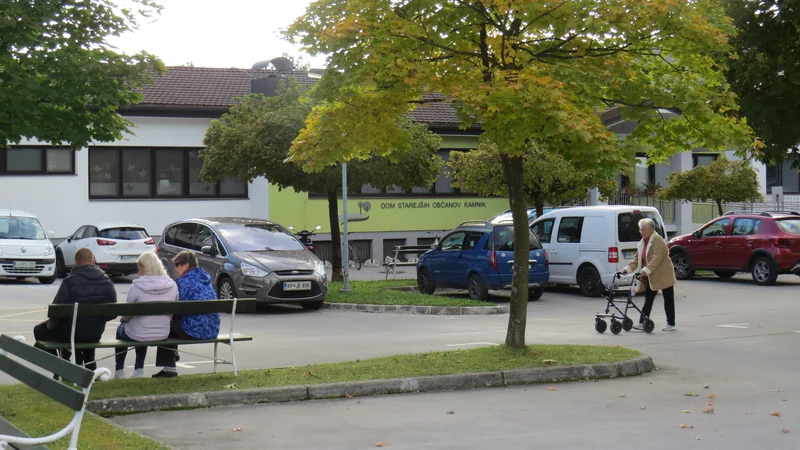 Fotografija: Po uvedbi ukrepov zaradi covida-19 varovanci doma pogrešajo druženja. FOTO: Bojan Rajšek/Delo
