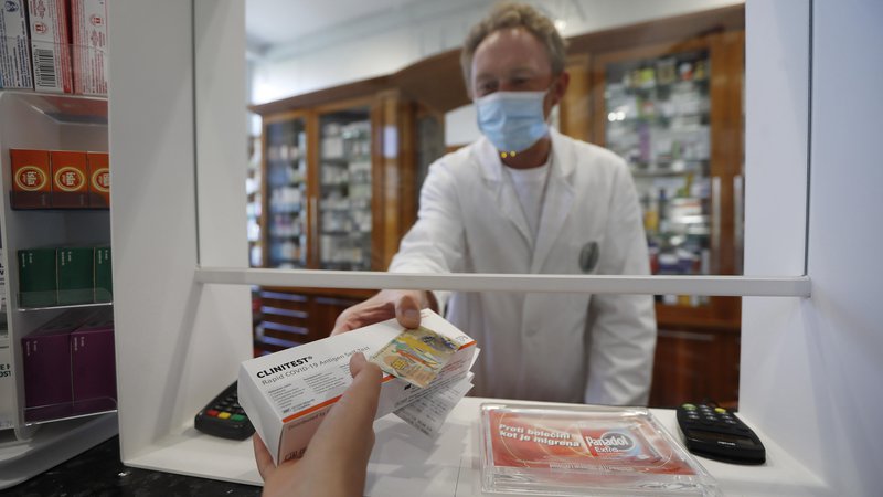 Fotografija: Starši lahko teste v lekarnah prevzamejo še ves teden, pri čemer v Lekarniški zbornici Sloveniji opozorarjajo, da izdajanje testov ni stvar dežurne službe. FOTO: Leon Vidic/Delo
