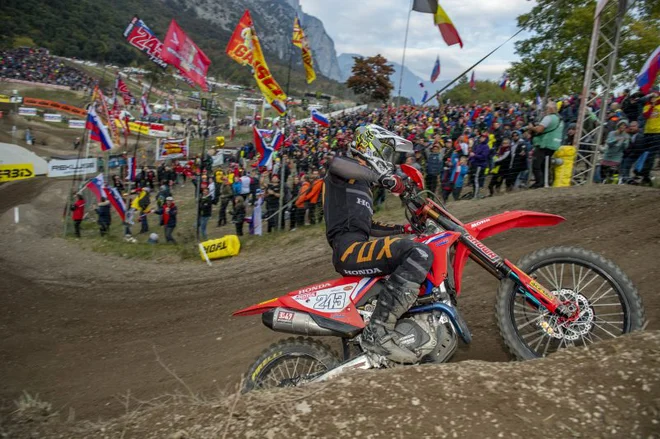 Tim Gajser se ne predaja.
