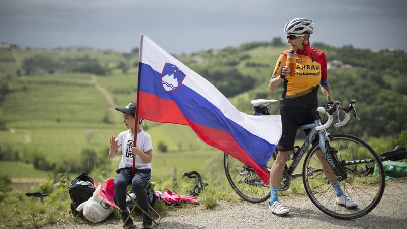 Fotografija: Goriška Brda so se letos izkazala kot prekrasno prizorišče dirke po Italiji. FOTO: Jure Eržen/Delo
