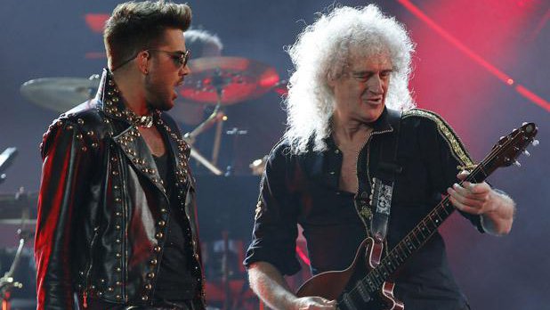 Fotografija: Pevec Adam Lambert in kitarist Brian May v povsem drugačni zasedbi Queen Foto Jim Young/Reuters
