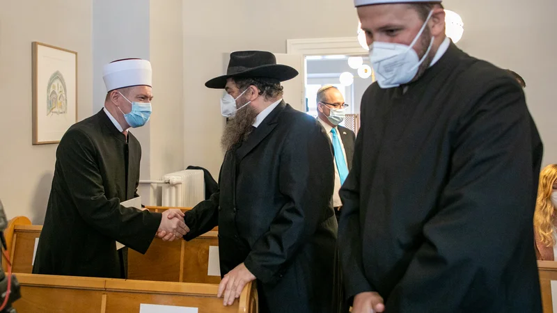 Fotografija: Glavni rabin za Slovenijo Ariel Haddad je na odprtju sinagoge v Ljubljani pozdravil tudi pripadnike drugih verskih skupnosti pri nas, med njimi muslimanske. FOTO: Voranc Vogel/Delo