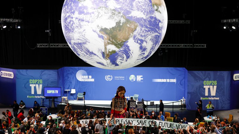 Fotografija: Čeprav britansko predsedstvo COP26 poskuša pospešiti napredek v podnebnih pogajanjih, dokumenti nemške vlade, ki jih je pridobil Reuters, kažejo, da hoče Evropska unija v zaključno poročilo o glasgowski podnebni konferenci zapisati, da so ambicije držav za zmanjšanje toplogrednih emisij in omejitev segrevanja na 1,5 stopinje premajhne. FOTO: Yves Herman/Reuters
