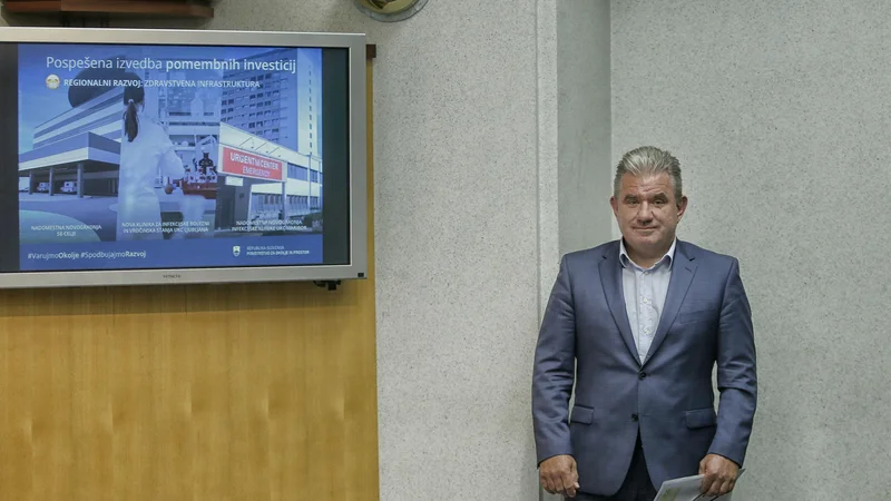 Fotografija: Minister Andrej Vizjak na vprašanje, ali zanika možnost svojega odstopa odgovarja, da ta vedno obstaja. FOTO: Blaž Samec