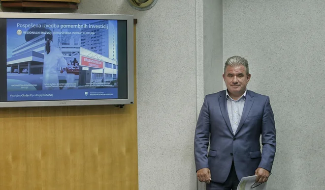 Minister Andrej Vizjak na vprašanje, ali zanika možnost svojega odstopa odgovarja, da ta vedno obstaja. FOTO: Blaž Samec