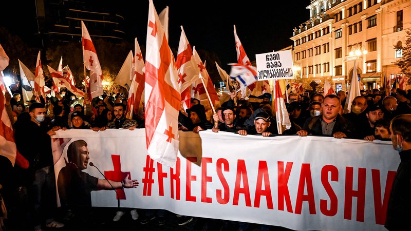 Fotografija: Demonstracije za Saakašvilijevo osvoboditev niso tako množične, kakor so se nadejali v opoziciji. FOTO: Vanolamo Šlamov/AFP
