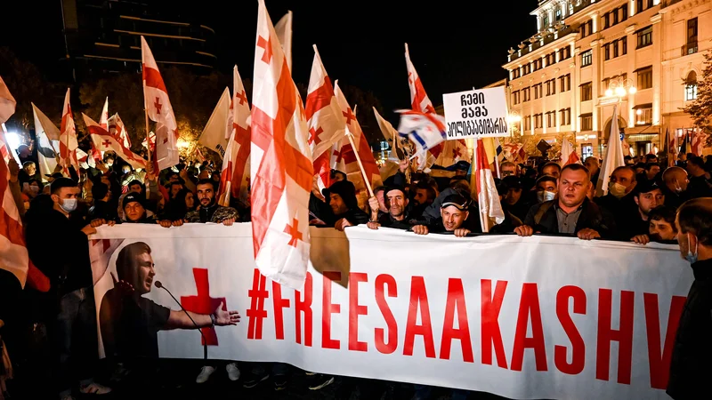 Fotografija: Demonstracije za Saakašvilijevo osvoboditev niso tako množične, kakor so se nadejali v opoziciji. FOTO: Vanolamo Šlamov/AFP