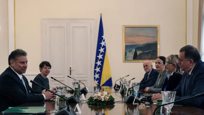 Fotografija: Voditelj bosanskih Srbov Milorad Dodik se je pred včerajšnjim odhodom v Ankaro v Sarajevu sestal s posebnim ameriškim odposlancem Gabrielom Escobarjem (levo). Foto AFP