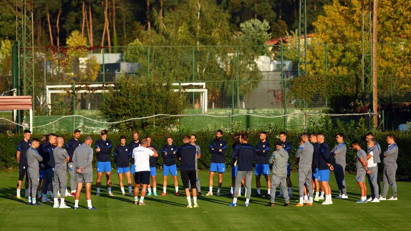 Fotografija: Matjaž Kek gradi ekipno vzdušje med reprezentanti, ki bodo jutri sprejeli predzadnji izziv v neuspešnem boju za Katar 2022. FOTO: Mediaspeed