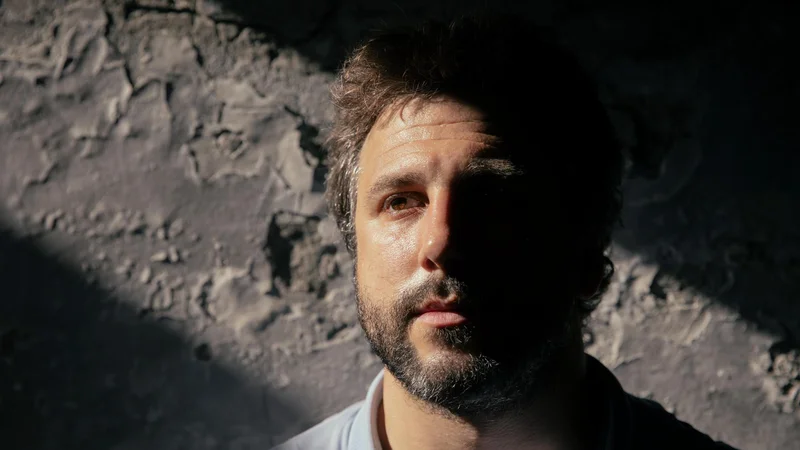 Fotografija: »Vprašanje je, ali se bomo ljudje v 21. stoletju vendarle naučili, da odgovor na migracije nikoli ne sme biti nasilje.« FOTO: Vladimir Živojinović/UNHCR
