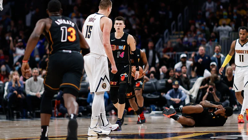Odziv Nikole Jokića po umazanem prekršku&nbsp;Markieffa Morrisa (na tleh) ni bil primeren, a vodstvo NBA ni povleklo skrajnih potez. Srb bo počival eno tekmo, Američan pa bo segel le v žep. FOTO: Isaiah J. Downing/USA Today Sports
