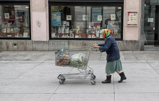 Zaradi epidemije, ko je v prvem valu v domovih za starejše umrl izjemno velik delež starejših, se diskriminacija te sicer zelo raznolike skupine ljudi samo še povečuje. Foto Blaz Samec/Delo
