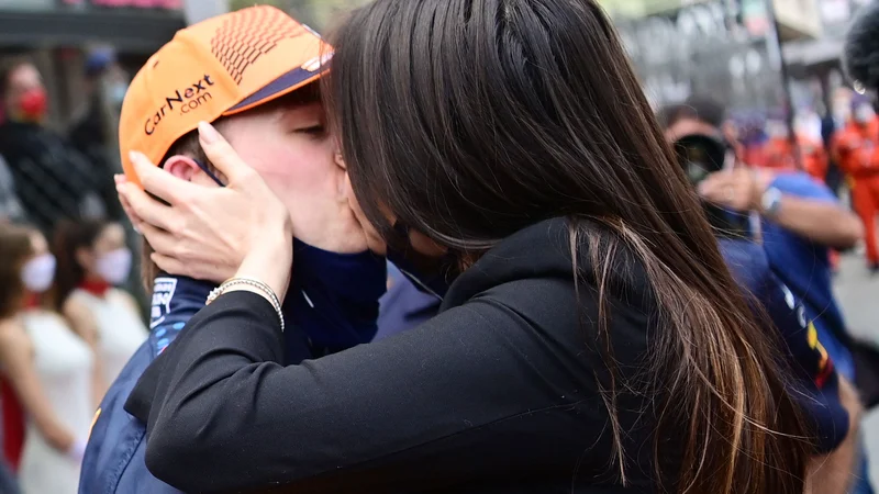 Fotografija: Max Verstappen s svojo srčno izbranko Kelly Piquet uživa na krajšem oddihu v Braziliji. FOTO: Andrej Isakovic/AFP
