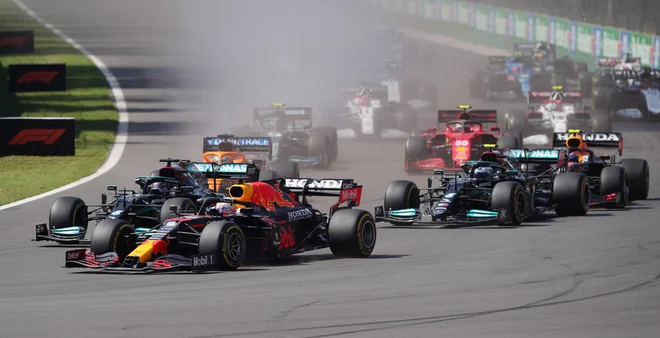 Max Verstappen je minulo nedeljo glavnino dela na poti do zmage v Ciudad de Mexicu opravil že s sijajnim štartom. FOTO: Henry Romero/Reuters
