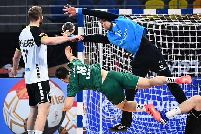 Januar 2021. Alžirski pivot Hichem Kaabeche strelja mimo švicarskega vratarja Nikole Portnerja na tekmi svetovnega moškega rokometnega prvenstva 2021 v Kairu, med Alžirijo in Švico v skupini III. FOTO: Anne-christine Poujoulat/Afp