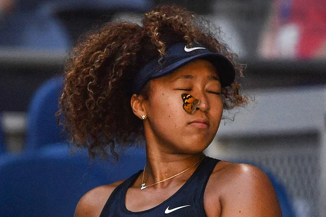 Februar 2021. Metulj je pristal na obrazu Japonke Naomi Osaka med dvobojem proti Tunizijki Ons Jabeur, na peti dan teniškega mastersa v Melbournu. Naomi Osaka je v finalu premagala Jennifer Brady s 6–4, 6–3 in osvojila OP Avstralije. FOTO: Paul Crock/Afp