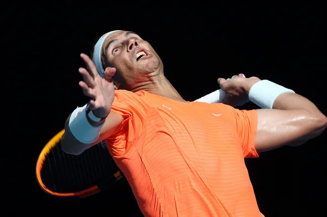 Februar 2021. Španski as Rafael Nadal servira proti Italijanu Fabiu Fogniniju na osmi dan OP Avstralije v Melbournu. V četrtfinalu je izgubil proti Grku Tsitsipasu. Turnir je osvojil njegov največji tekmec Novak Đoković. FOTO: David Gray/Afp
