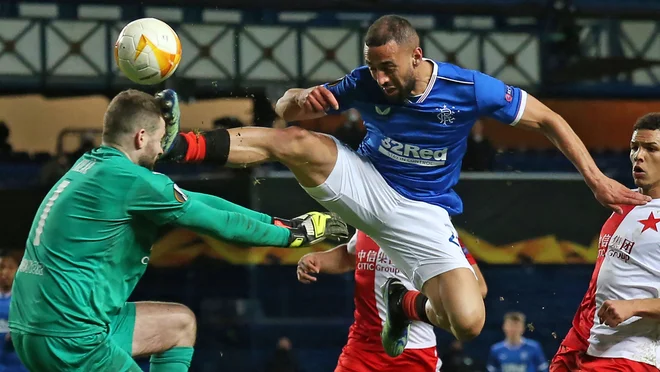 Marec 2021. Angleški napadalec Rangersov Kemar Roofe je bil zaradi ostrega štarta proti češkemu vratarju praške Slavije Ondreju Kolarju izključen med povratno tekmo osmine finala lige Europa med Rangers in Slavijo iz Prage v Glasgowu. FOTO: Andrew Milligan/Afp