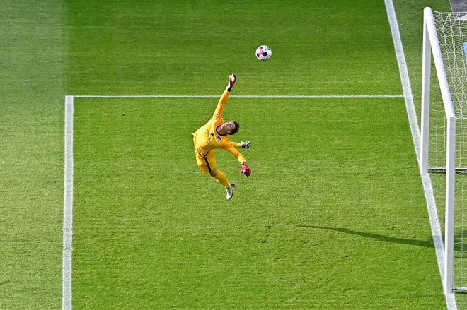 Maj 2021. Alexander Schwolow, vratar nemškega prvoligaškega nogometnega kluba Hertha Berlin, je z izvrstno parado obranil strel na gol na tekmi nemške prve lige proti Arminia Bielefeldu v Berlinu. FOTO: John Macdougall/Afp