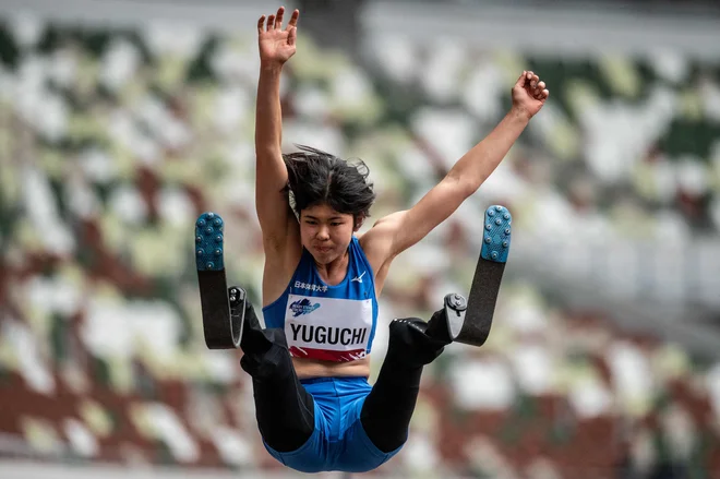 Maj 2021. Japonka Erina Yuguchi tekmuje v skoku v daljino v kategoriji T61 med paraatletskim testom za olimpijske igre v Tokiu 2020 na nacionalnem stadionu v Tokiu. FOTO: Philip Fong/Afp