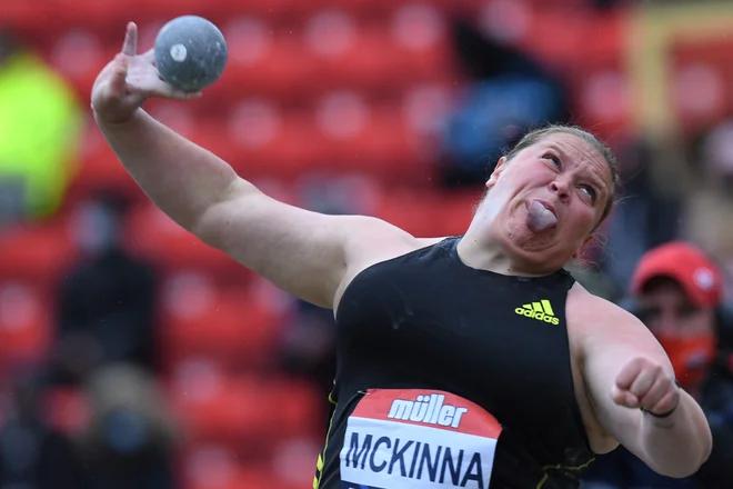 Maj 2021. Britanka Sophie McKinna tekmuje v finalu suvanja krogle na atletskem srečanju diamantne lige, na mednarodnem stadionu v Gatesheadu, na severovzhodu Anglije. FOTO: Oli Scarff Afp
