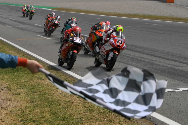Junij 2021. Španski dirkač Sergio Garcia je prvi prečkal ciljno črto in zmagal na dirki Moto3 za veliko nagrado Catalunye, v Montmelu na obrobju Barcelone. FOTO: Lluis Gene/Afp
