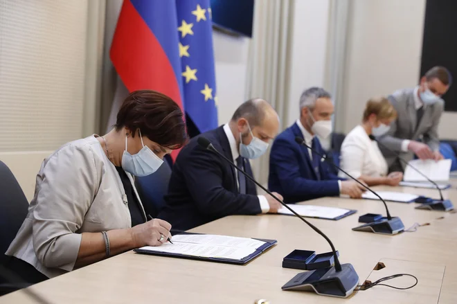 Slavica Mencingar, Janez Poklukar, Janez Cigler Kralj in Irena Ilešič Čujovič so podpisali dogovor, s katerim bodo plače večine zaposlenih v zdravstvu in socialnem varstvu višje za od štiri do 24 odstotkov. FOTO: Leon Vidic/Delo
