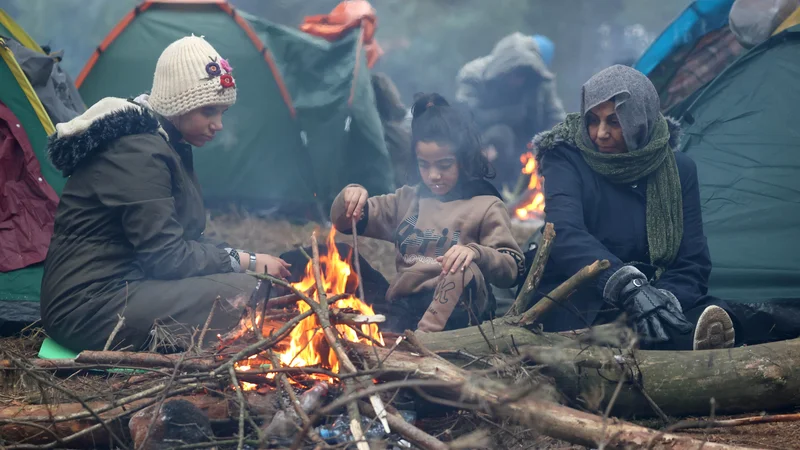 Fotografija: Po podatkih poljskih obmejnih organov se je na beloruski strani meje utaborilo od 3.000 do 4.000 beguncev, ki hočejo prebegniti v Evropsko unijo. FOTO: Belta Via Reuters