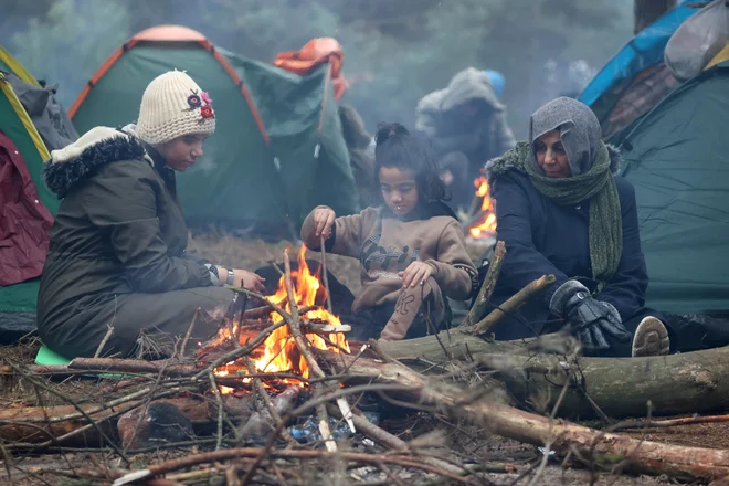 Po podatkih poljskih obmejnih organov se je na beloruski strani meje utaborilo od 3.000 do 4.000 beguncev, ki hočejo prebegniti v Evropsko unijo. FOTO:&nbsp;Belta Via Reuters
