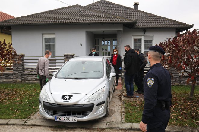 Policijski preiskovalci so vpričo moža nekdanje ministrice iz vrst HDZ preiskali tudi tri avtomobile v družinski lasti. FOTO: Vlado Kos/Cropix
