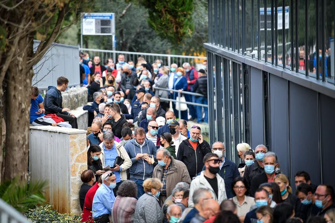 Včeraj so na Hrvaškem našteli rekordnih 7315 okužb s sars-cov-2 v enem dnevu. Na fotografiji je vrsta za cepljenje proti covidu-19 v Dubrovniku. FOTO: Tonči Plazibat/Cropix
