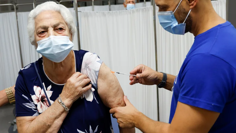 Fotografija: Poleg visokega deleža precepljene populacije so v Španiji poživitveni odmerek prejeli domala vsi oskrbovanci domov za starejše. FOTO: Marcelo Del Pozo/Reuters