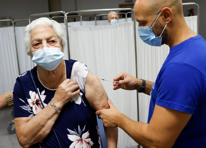 Poleg visokega deleža precepljene populacije so v Španiji poživitveni odmerek prejeli domala vsi oskrbovanci domov za starejše. FOTO:&nbsp;Marcelo Del Pozo/Reuters
