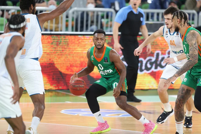 Jacob Pullen je zadeval in zaradi zgodnjih težav Marcusa Keena z osebnimi težavami dolgo organiziral igro. FOTO: Cedevita Olimpija
