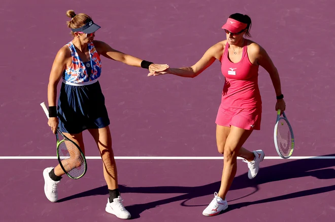Andreja Klepač in Darija Jurak v pogovoru med dvobojem v Guadalajari. FOTO: Matthew Stockman/AFP
