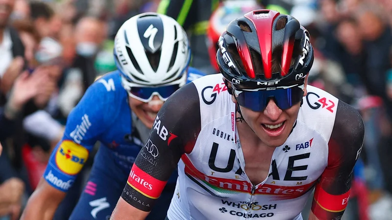 Fotografija: Tadej Pogačar med prodiranjem do zmage na dirki po Lombardiji. FOTO: Luca Bettini/AFP