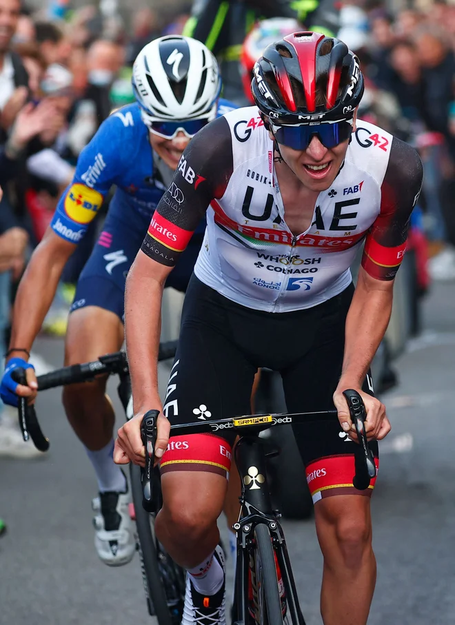 Tadej Pogačar med prodiranjem do zmage na dirki po Lombardiji. FOTO: Luca Bettini/AFP
