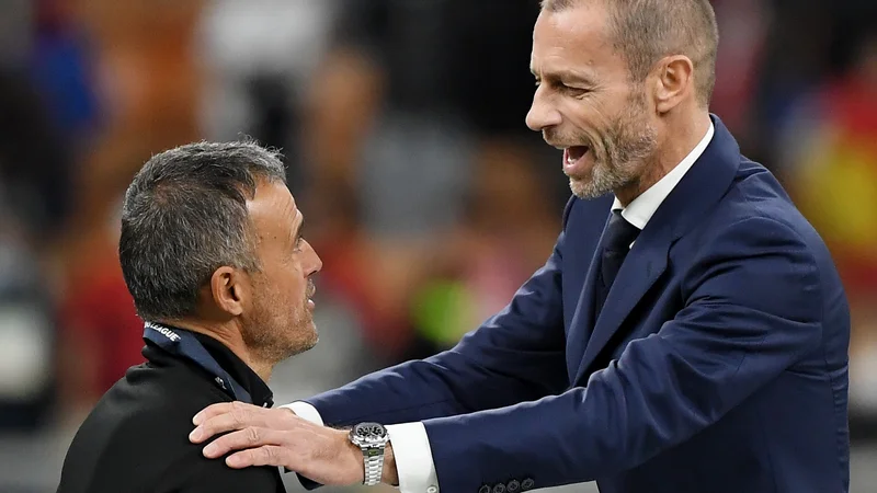 Fotografija: Aleksander Čeferin in španski selektor Luis Enrique po finalni tekmi lige narodov v Milanu. FOTO: Alberto Lingria/Reuters