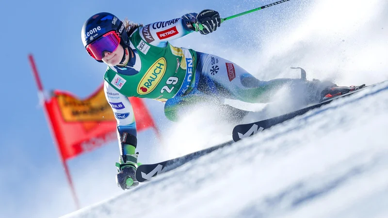 Fotografija: Andreja Slokar med prvo vožnjo prvega veleslaloma v novi sezoni svetovnega pokala v Söldnu. FOTO: Matej Družnik/Delo