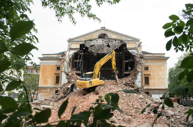 Pri obnovi ljubljanske operne hiše je vlada sprejela sklep, s katerim je zaradi prevlade javnega interesa dovolila posek rdečelistne bukve. Bilo je leta 2007. FOTO: Damjan Žibert
