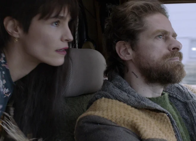 Protagonista (Penelope Tsilika, Dimitris Lalos) živita nomadsko življenje.
