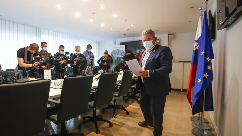 Fotografija: Minister Andrej Vizjak, kljub temu da ima tudi v koaliciji vse manj podpore, vztraja, da namerava vse očitke zavrniti z odgovorom na interpelacijo. FOTO: Matej Družnik/Delo