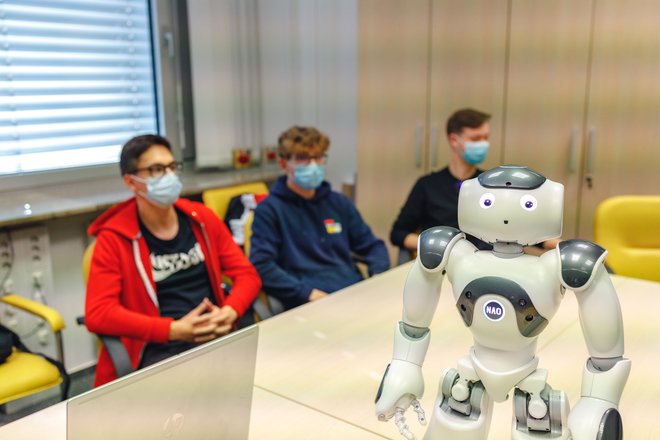 Roboti lahko ne le popestrijo pouk, ampak ga tudi pomagajo kreirati. FOTO: Matic Holobar
