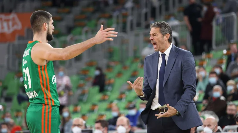 Fotografija: Jurica Golemac se je energično jezil na svoje košarkarje. FOTO: Cedevita Olimpija